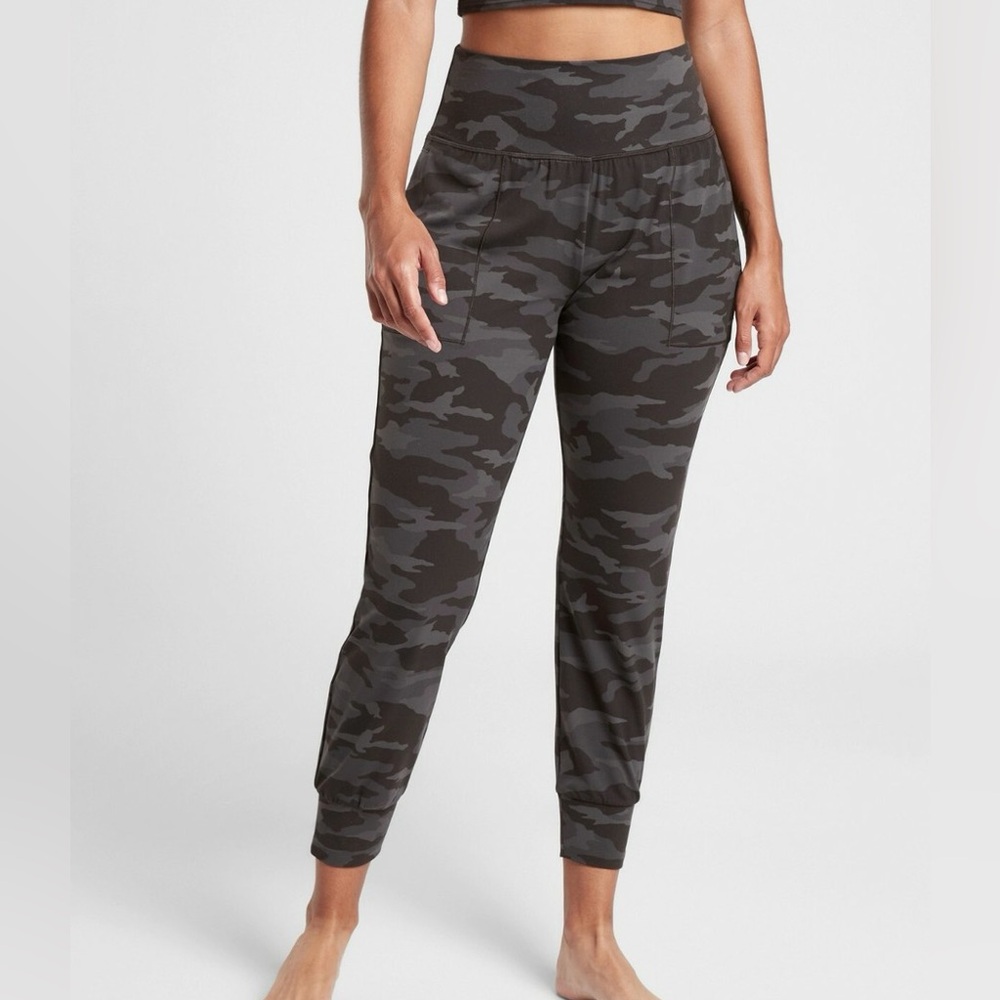 Athleta Salutation Camo Jogger‎